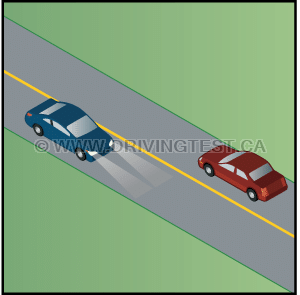 Test 4 - À quel moment devez-vous baisser vos phares si vous rencontrez un trafic venant en sens inverse la nuit ?